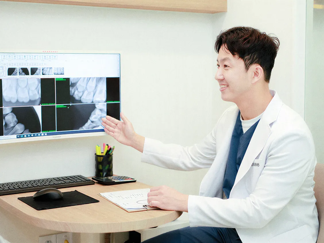 촬영 결과를 보호자와 함께 보며 설명하는 온아어린이치과 상담